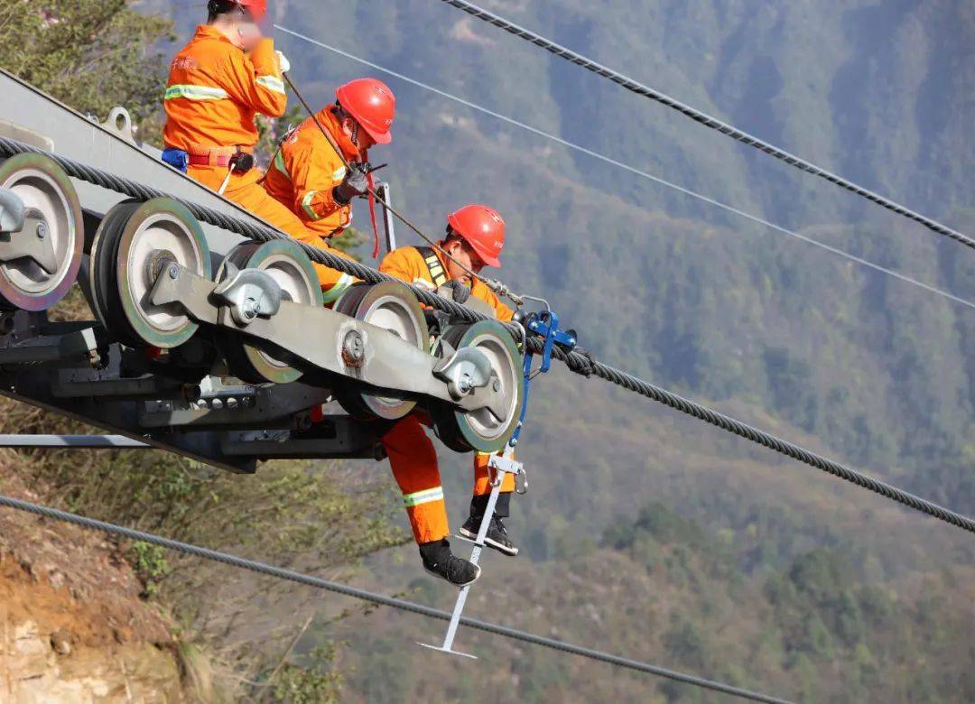 硬核1千米高空训练看得心都要跳出来了