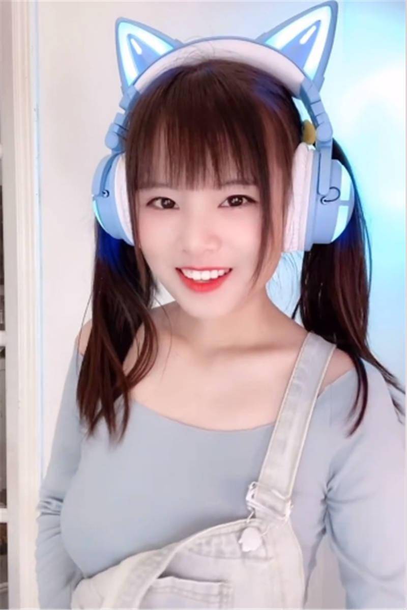 火线妹穿jk被路拍,煤气罐腿长真实!同为生图皮克桃逆袭美绝了