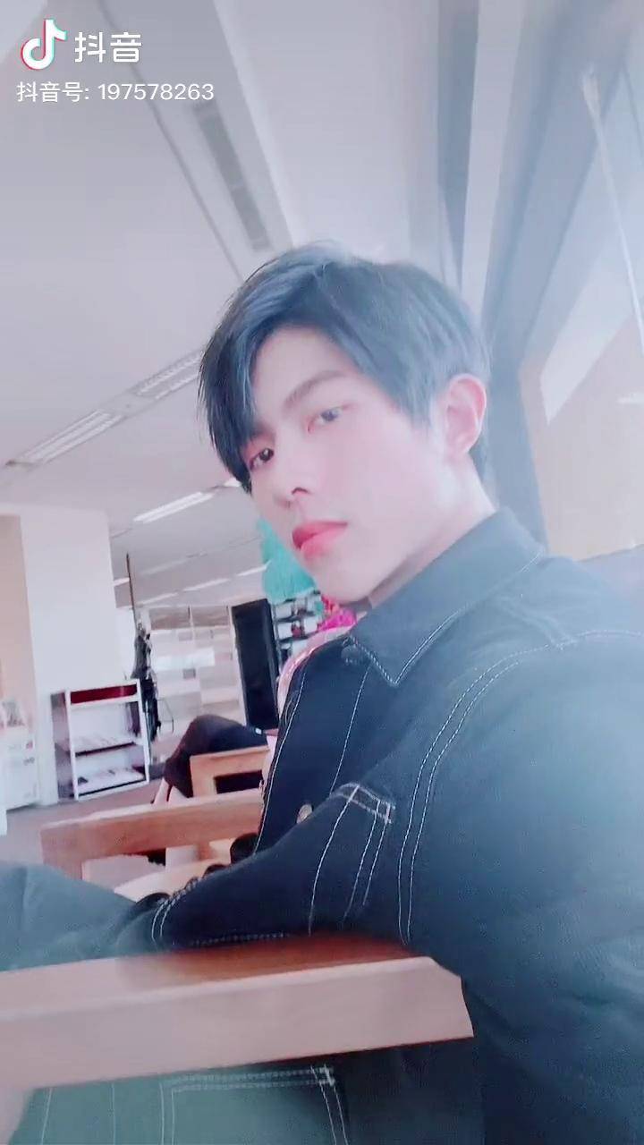 好早0707假装长的帅直男自拍普通男孩日常发呆