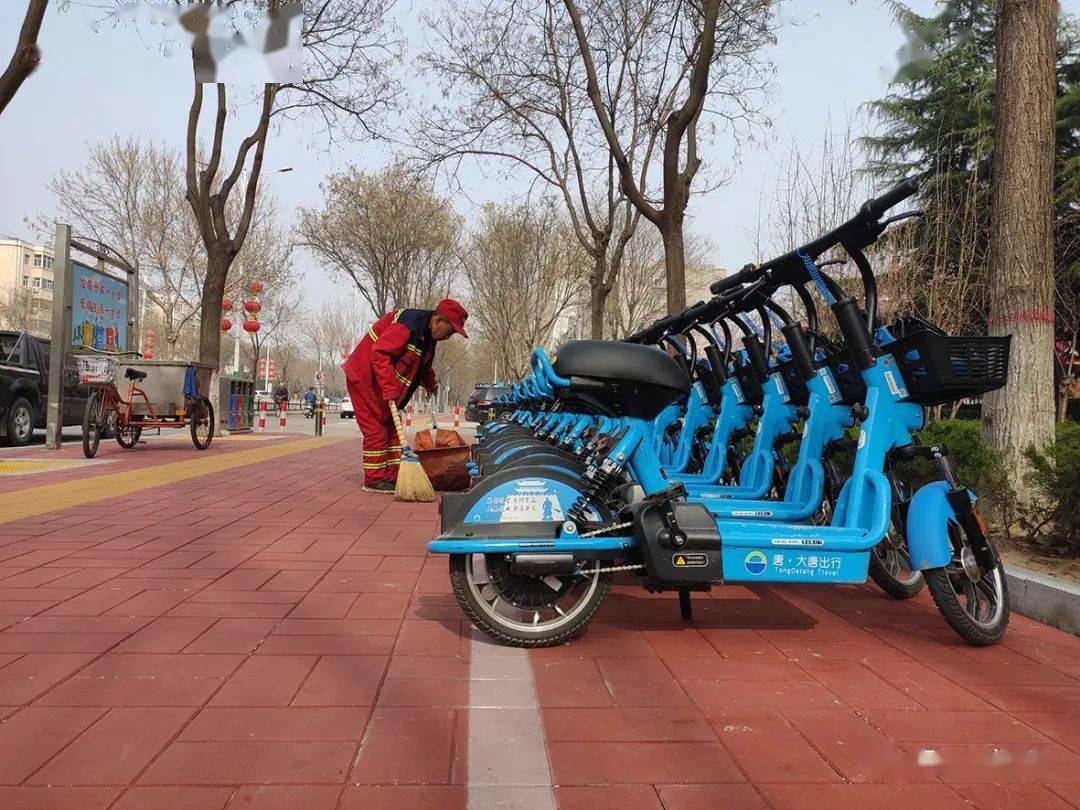 在市區魏風街共享電動車停車點,市民張女士說,共享電動車很時尚,也很