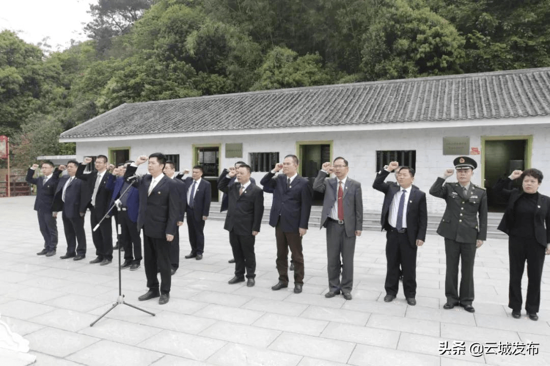 3月25日上午,云城区委书记梁仁球,区委副书记,代区长陈晓周带领区委