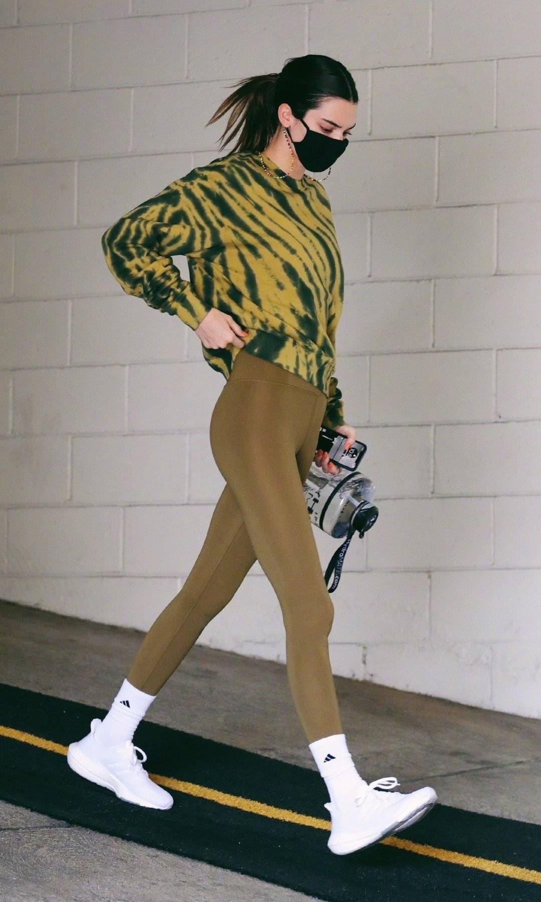 肯豆不愧是超模穿运动装配健美裤毫无尴尬感身材绝了