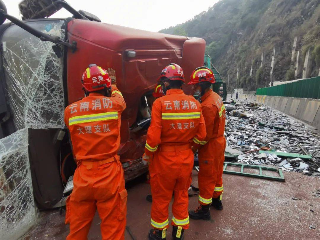 杭瑞高速一辆大货车侧翻致驾驶员被困,消防员奔赴15公里紧急营救