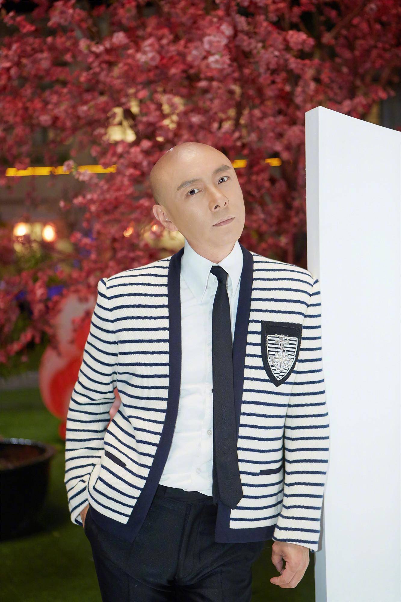 3月26日,演员张卫健在社交平台晒出了自己的近照,配文里"一双舒适的