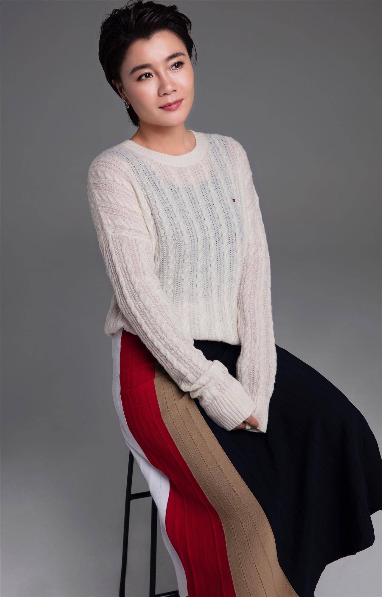 世界冠军莫慧兰晒对比照,41岁气质优雅,短发造型成干练女强人