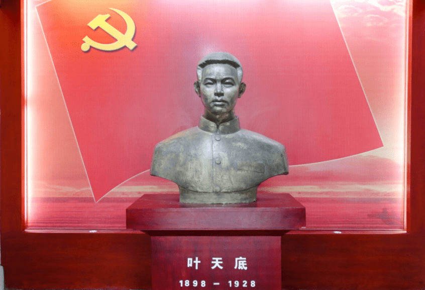 参观叶天底烈士纪念馆3月27日,丁宅乡开展"守护·2021清明祭英烈"主题