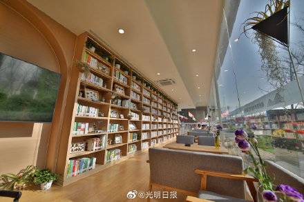 春天去上海首家公园里的书房读书