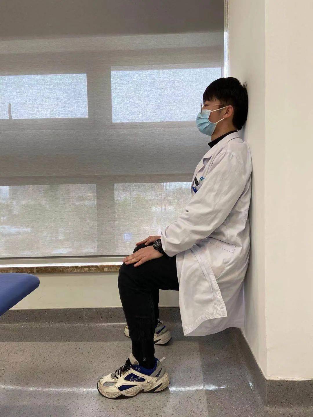 靠墙马步静蹲