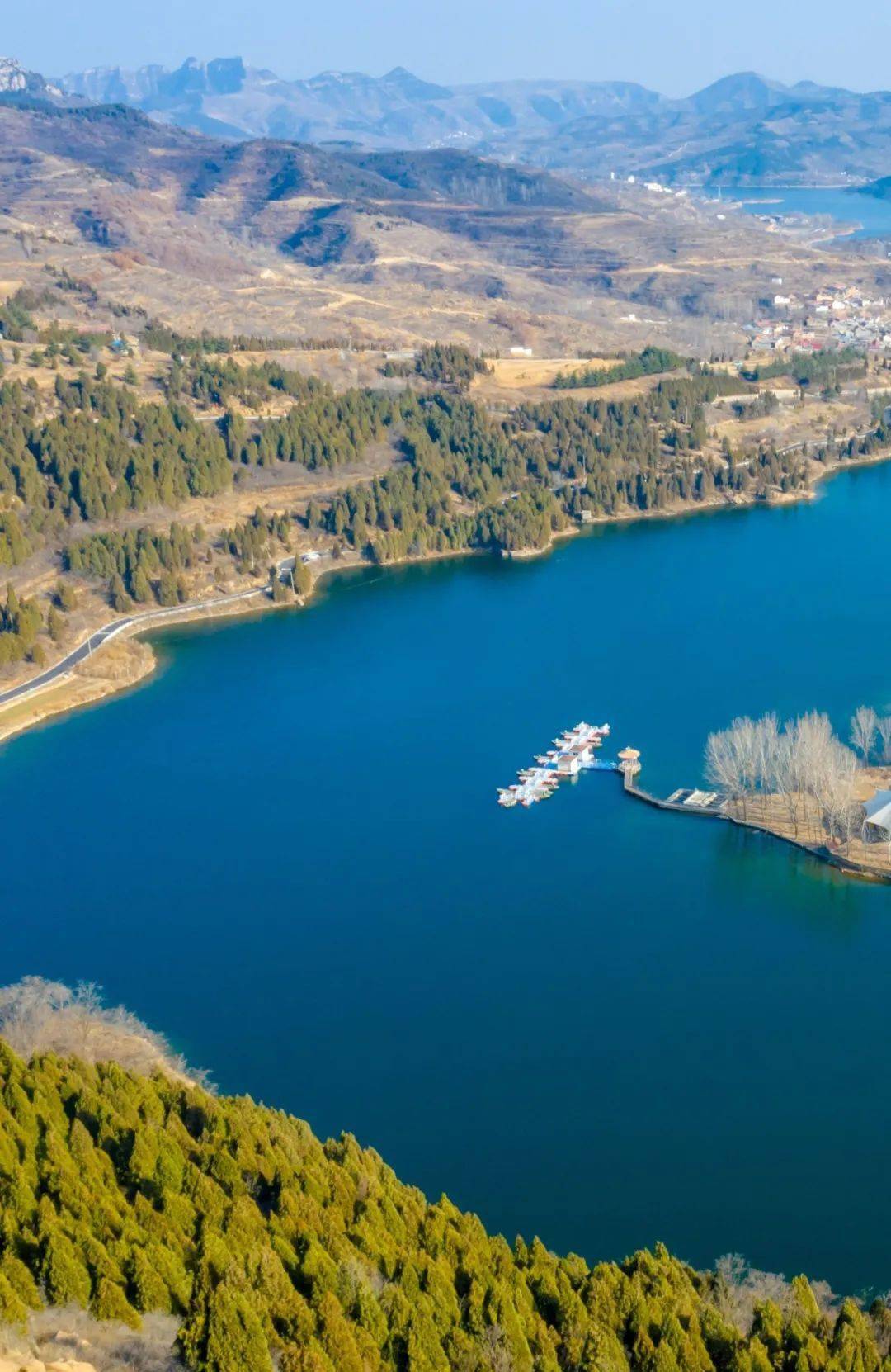 藏在章丘群山中的百丈崖水库,位于章丘垛庄镇,是一座高山水库,海拔高