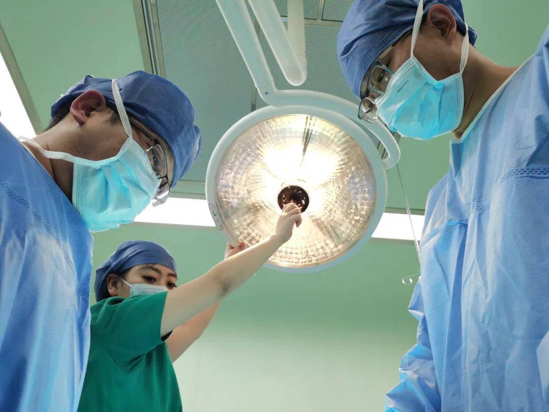 我是一张手术床