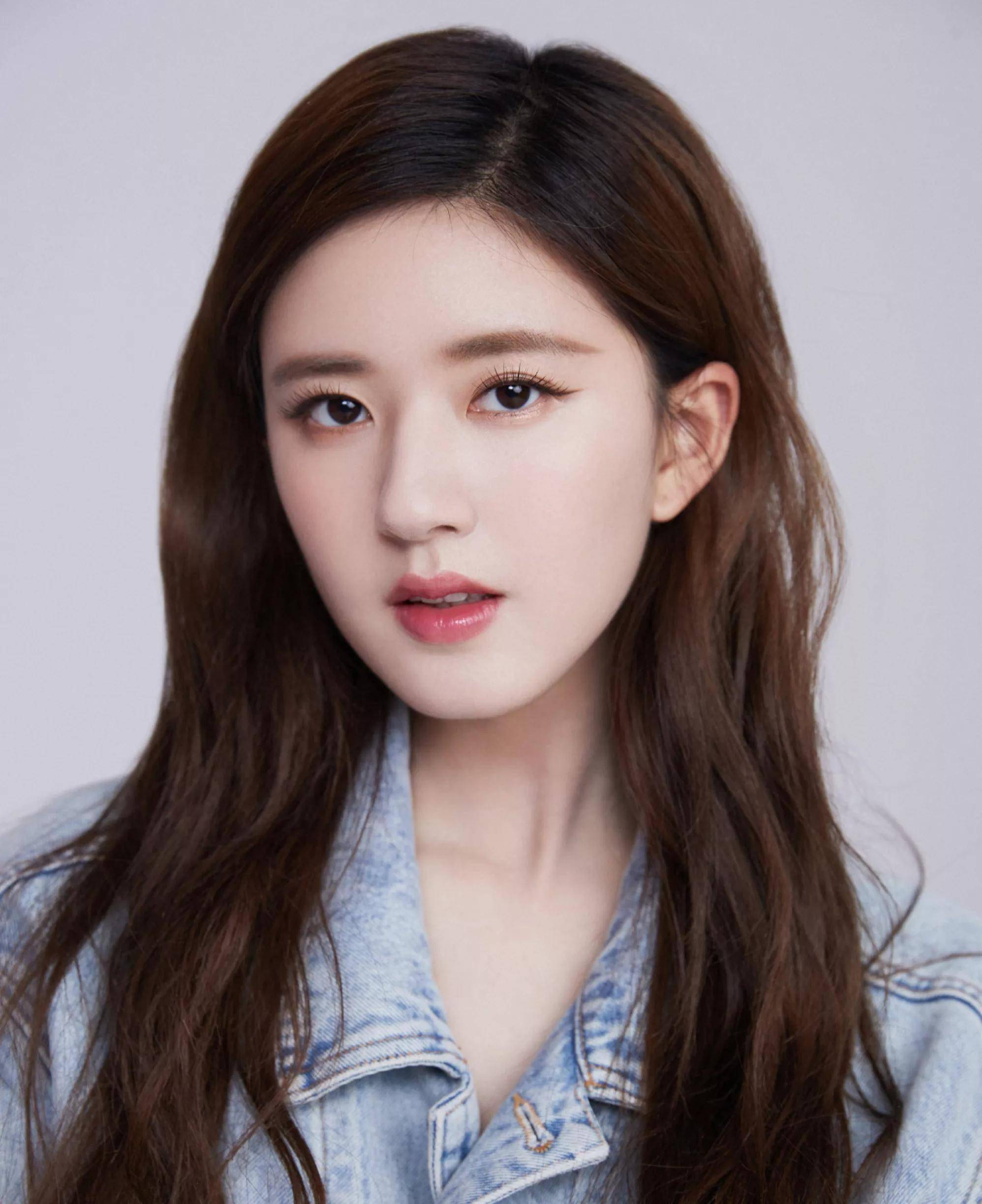 当红花旦赵露思写真合集:清纯靓丽,俏皮可爱!