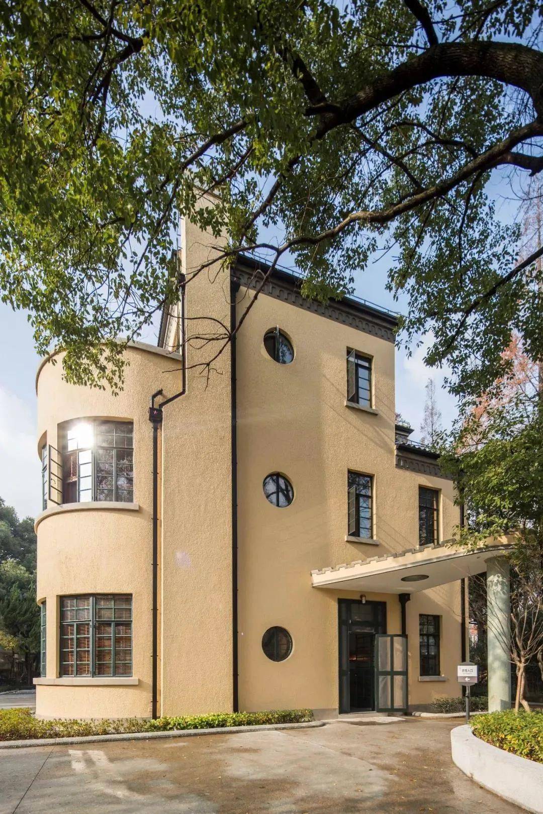 梦回旧居，老房子的幽影与小偷的预兆——一场深邃的潜意识对话