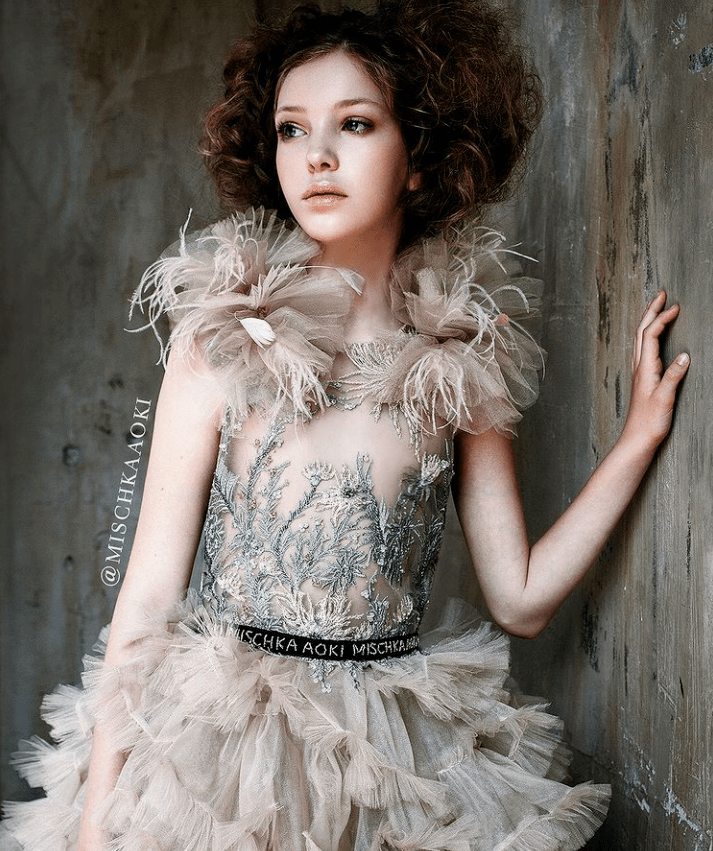 童装界的奢华高定礼服mischkaaoki用顶级大牌的手工技艺编织行走的