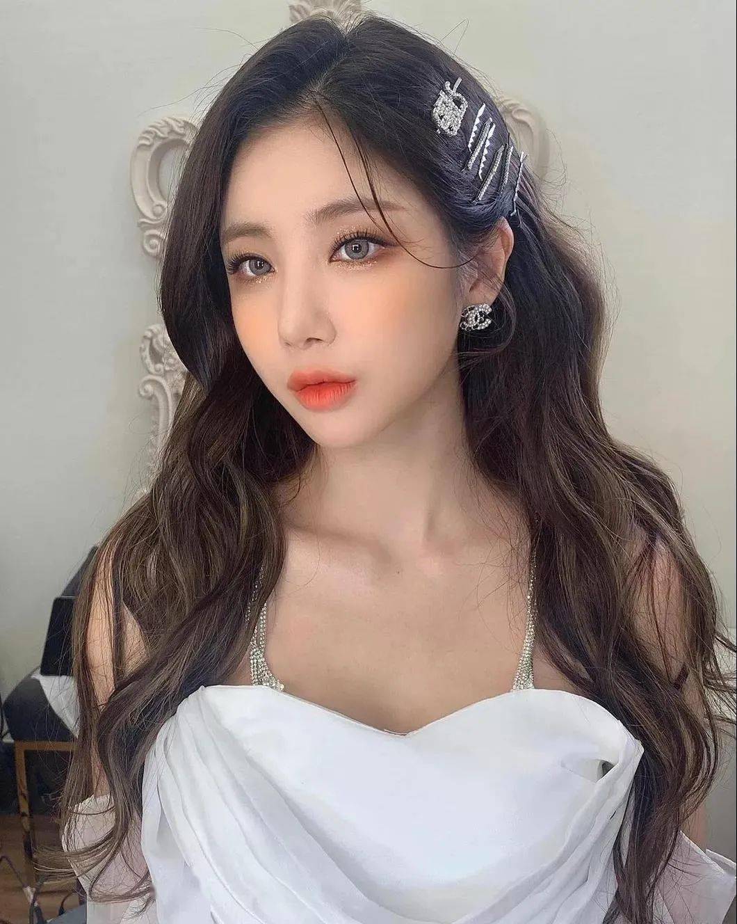 三大最火的卷发长度打造复古辣妹