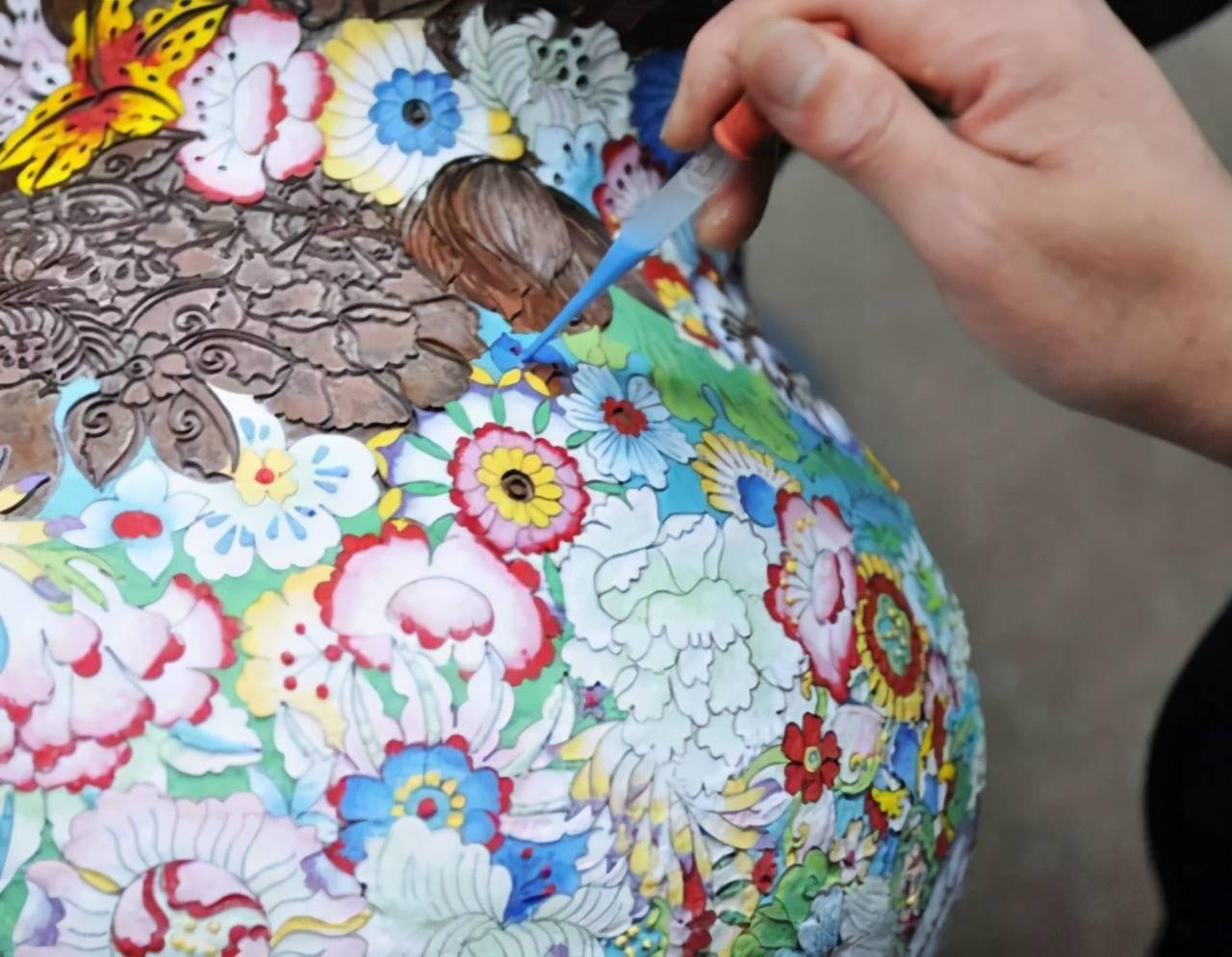 点蓝把天然矿石烧制成粉状颗粒,然后加色粉,溶剂和水调和成珐琅釉料.