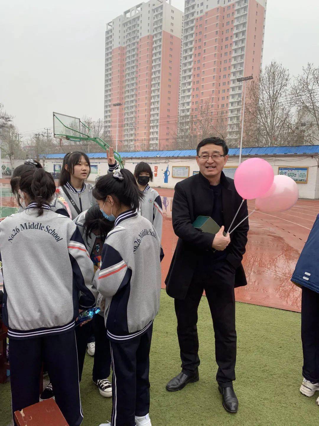 與子同裳愛心無價請看保定這所中學的愛心義賣活動