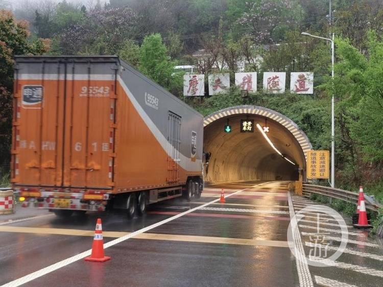 突发!强降雨致g42沪蓉高速公路摩天岭隧道涌水,行车道封闭_上游