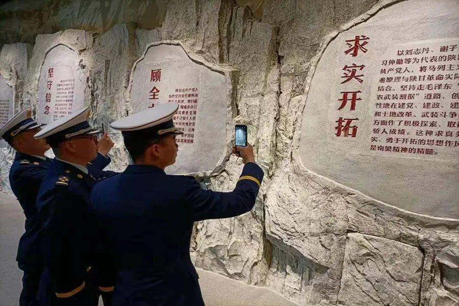 一进纪念馆大门,镌刻着刘志丹,谢子长,王泰吉,杨森,杨琪等608位烈士英