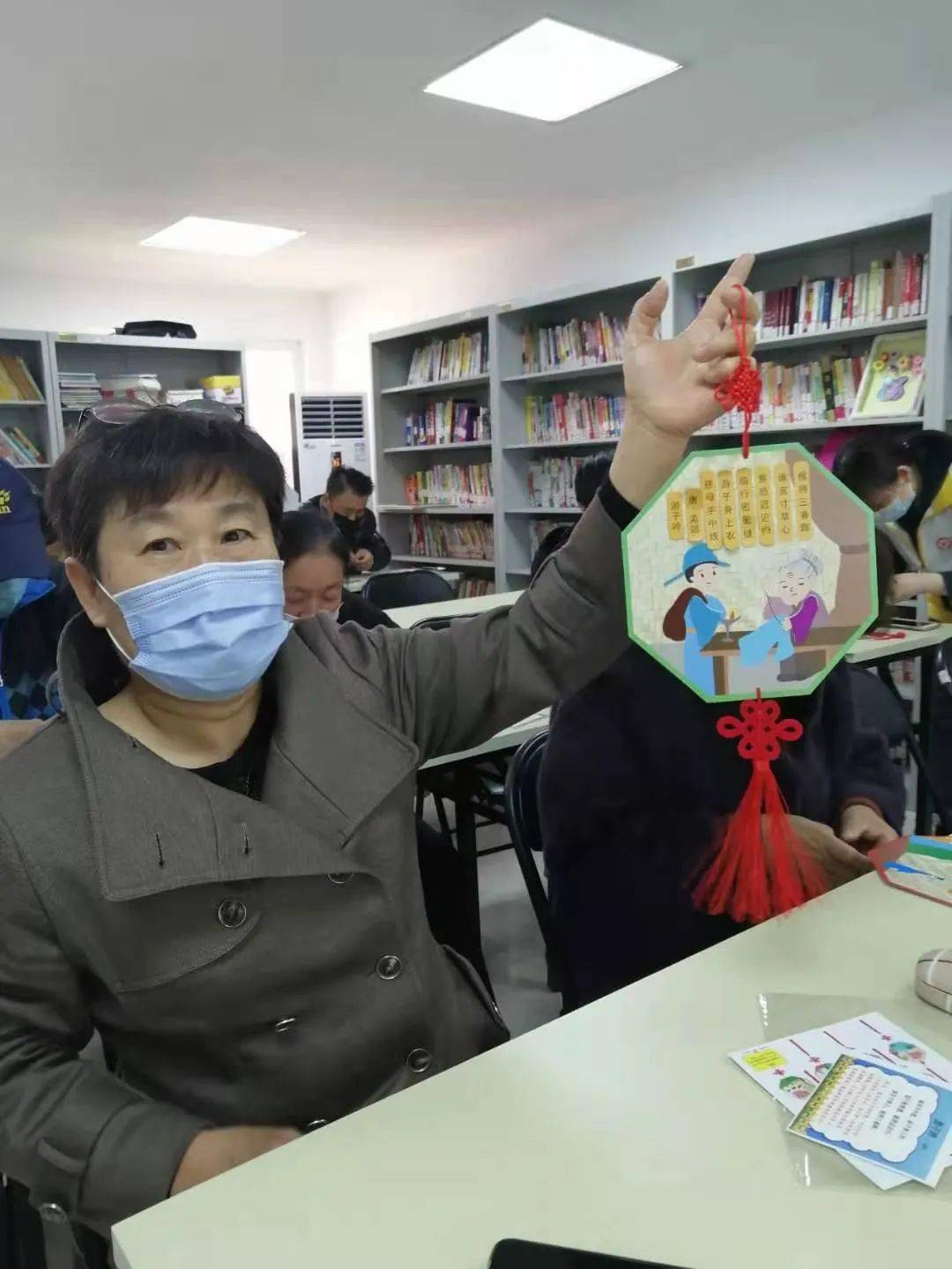 手工光明街道温馨家园开展巧手慧心古诗词挂饰diy活动