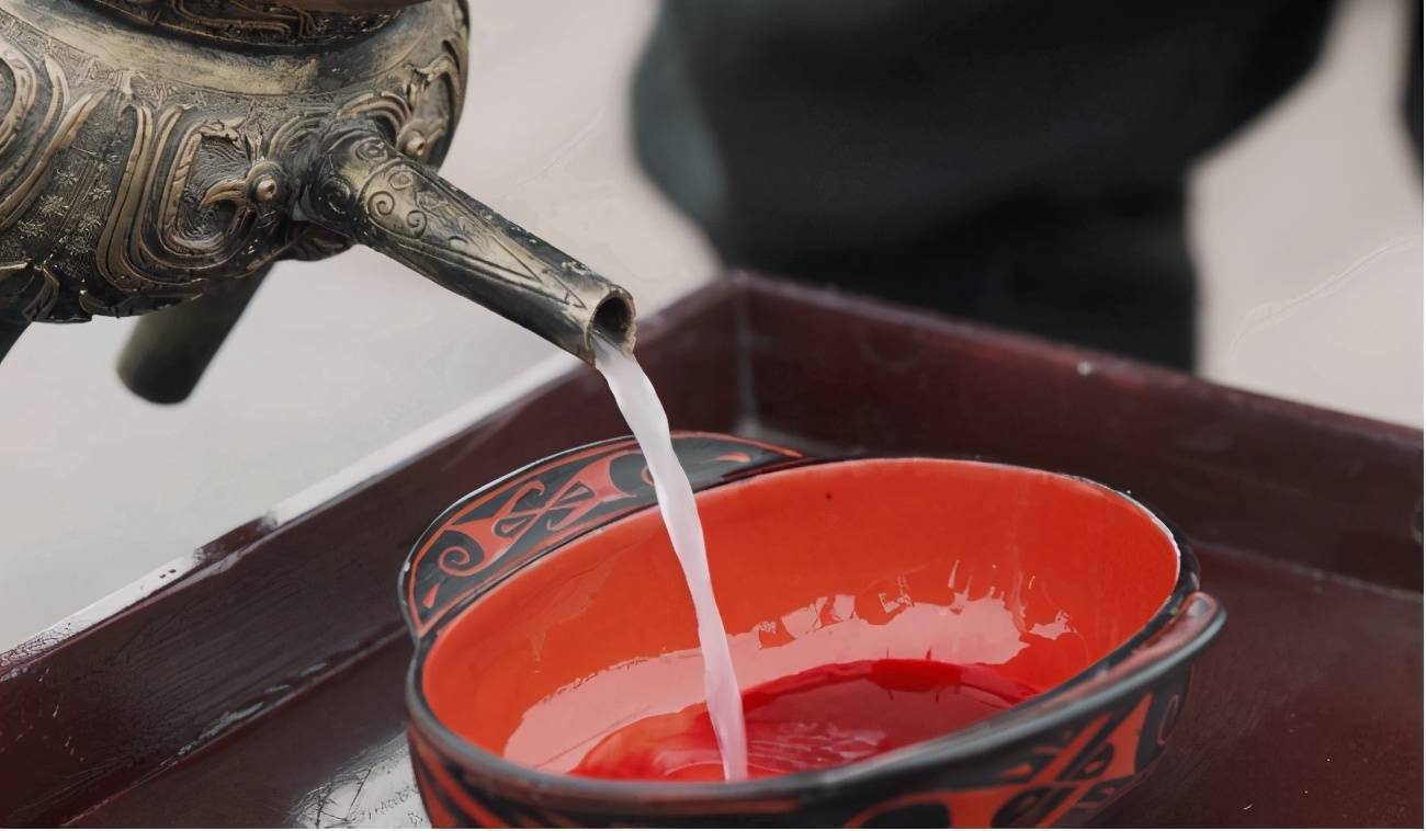 图片:倒酒剧照二,白酒的演变之路1,蒸馏白酒的出现其实在古代,我们