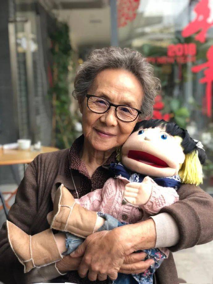 83岁国民奶奶独居生活曝光:一个人出行,拍戏,插花,打篮球,原来老了也