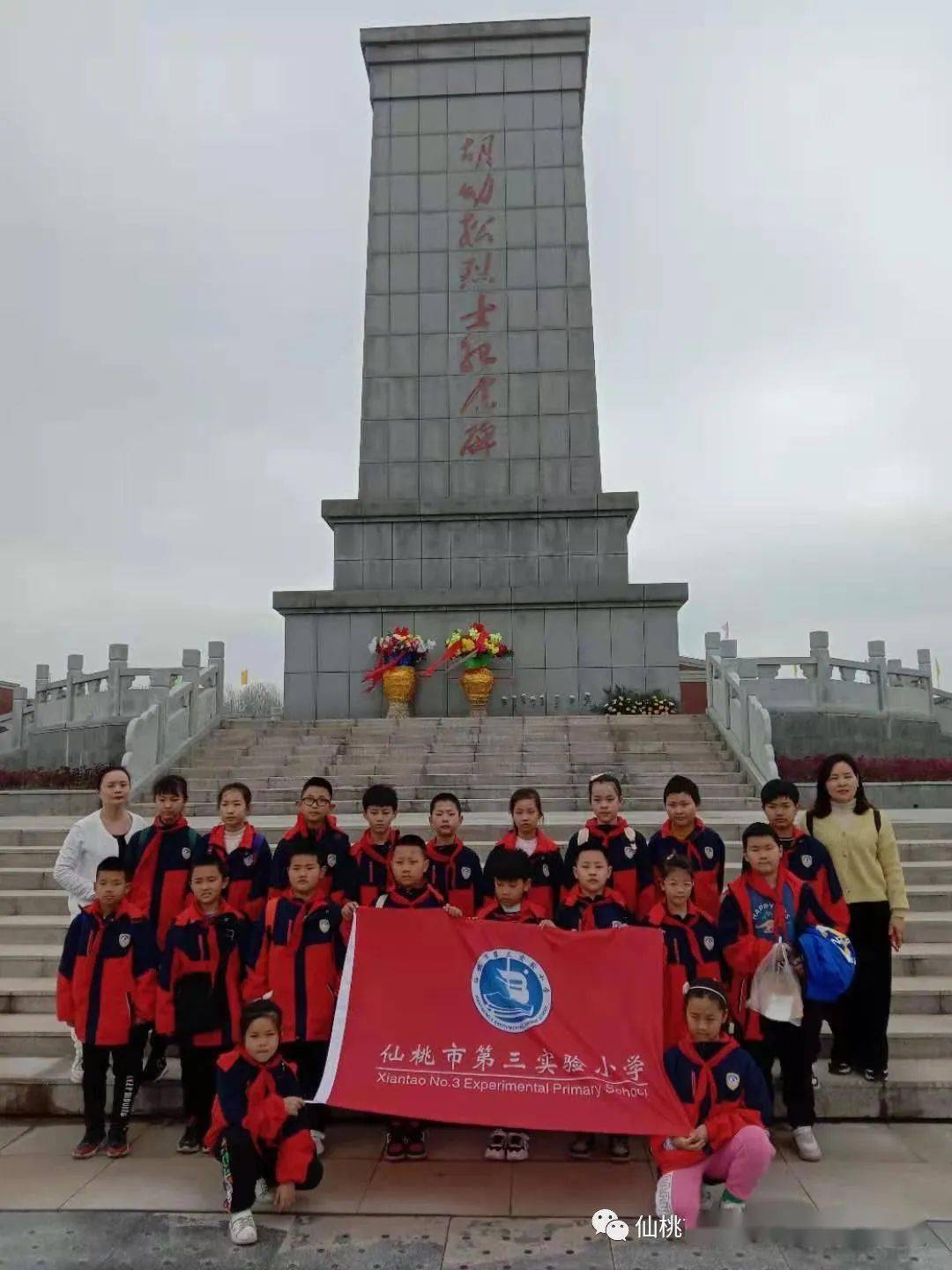 到达胡幼松烈士纪念馆后,师生们在纪念馆唐敦新老师的带领下举行纪念