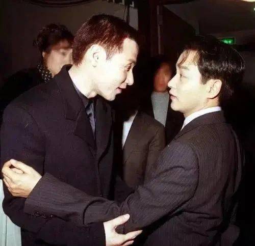 张国荣天生忧郁,骨子里涌动着顽皮和炙热,每当他迷惘时,唐先生就如