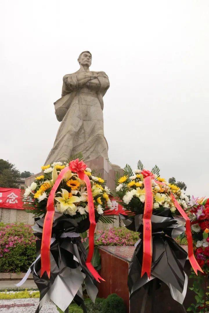 活动现场,职工代表在林祥谦纪念碑前敬献花篮,向这位中国工人阶级的