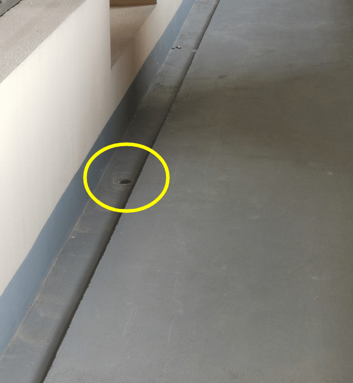 开发商用心了长廊房公共走廊留7公分宽凹槽排水快不积水