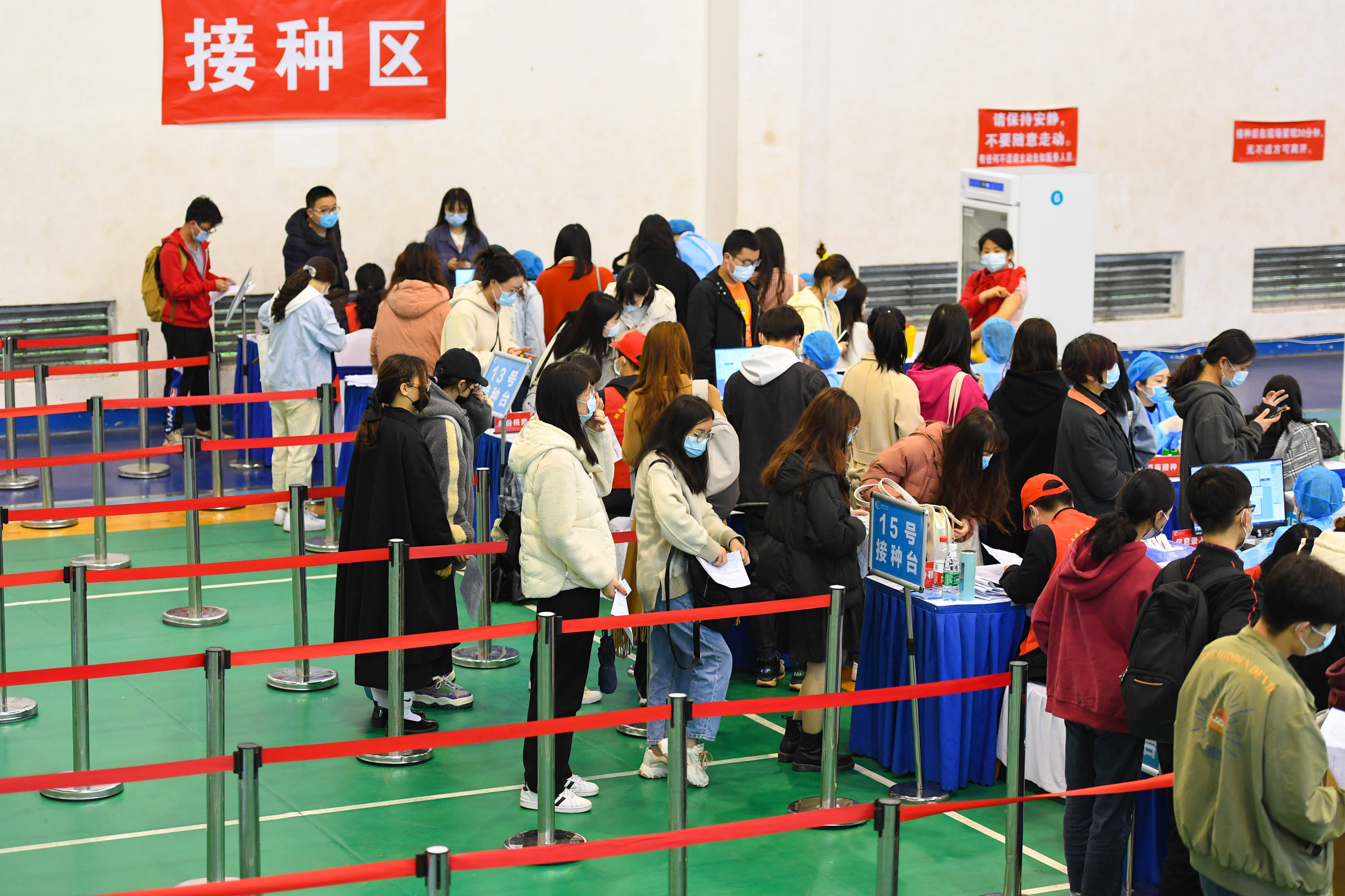 4月1日,在湖南省湘潭市湖南科技大学的方舱接种点,师生排队接种新冠