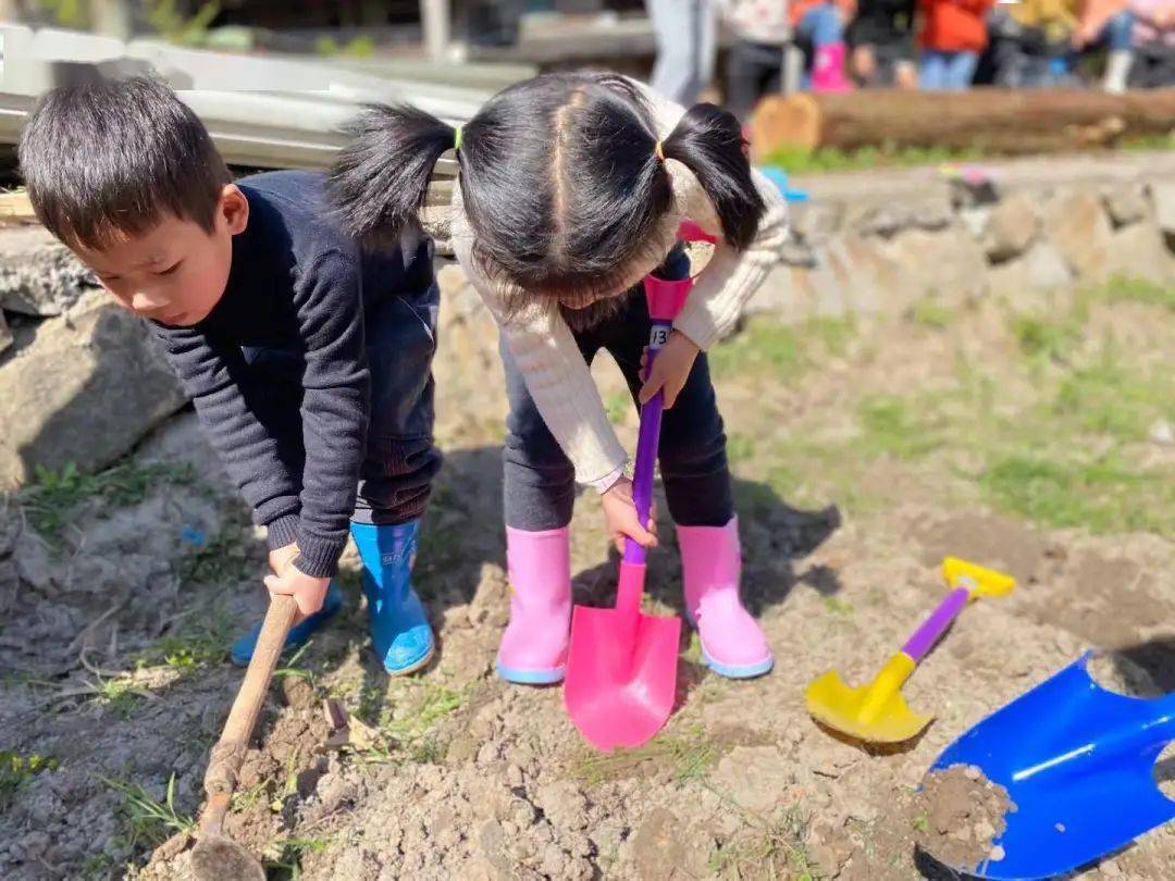 走进田园探索自然的秘密泗溪镇第二幼儿园开展春耕活动