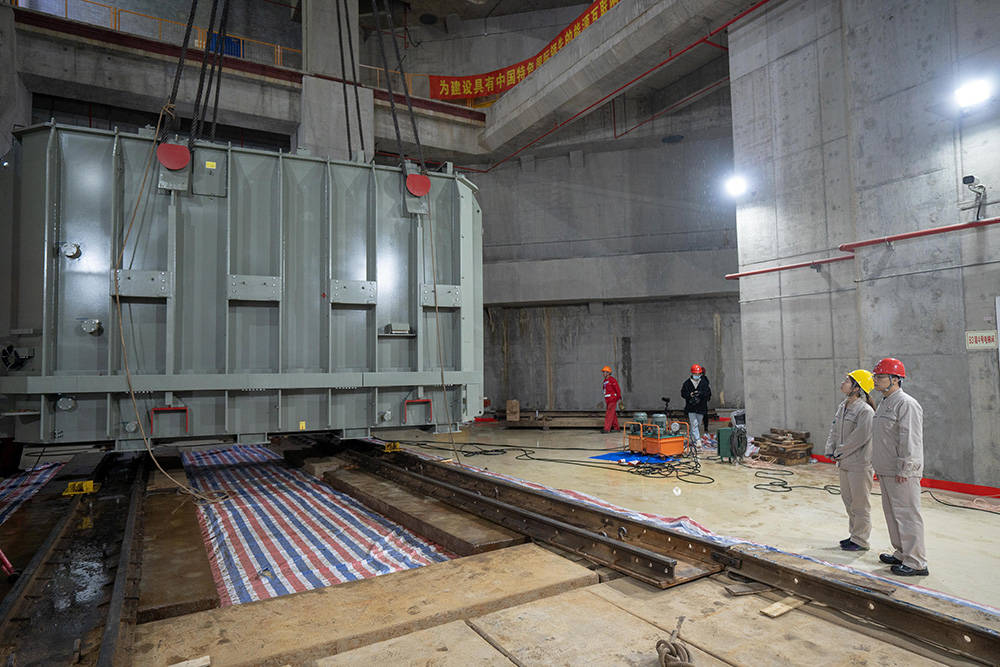 上海电力心脏接受手术:百吨级设备深夜被吊装入地下