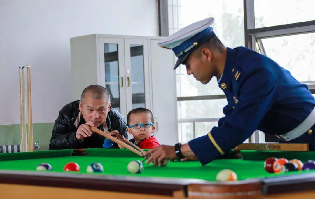 祭扫结束前,杜晓烨父亲很想对全体消防指战员叮嘱几句.