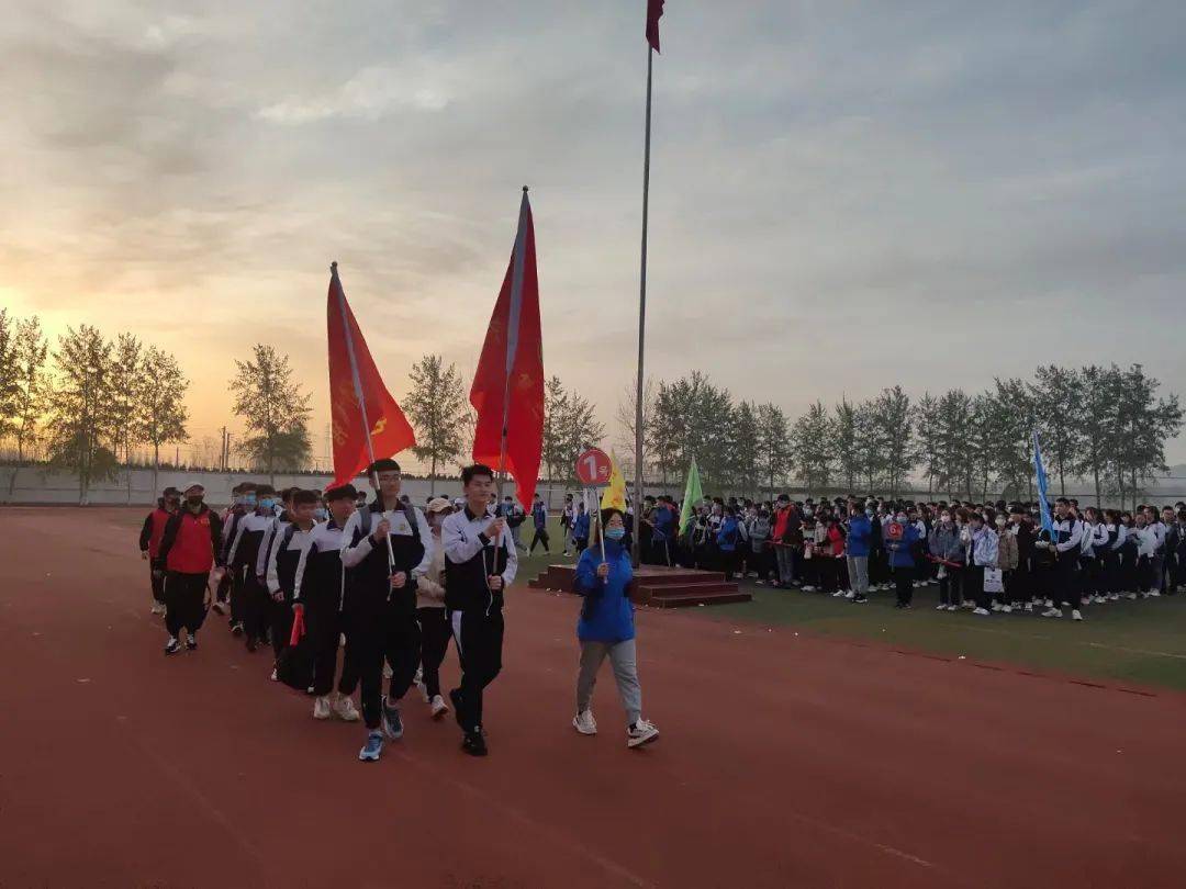 3月31日,宁阳二中举行2021年中华泰山成人礼暨泰山学子登泰山励志