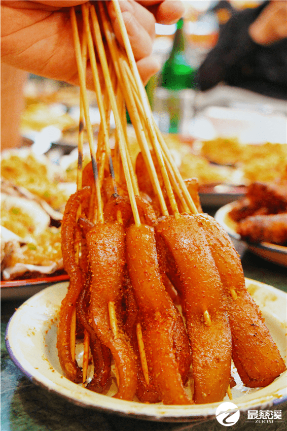 猪毛清理得很干净,胶原蛋白满满的猪皮嫩滑又不失嚼劲,根本停不下来!