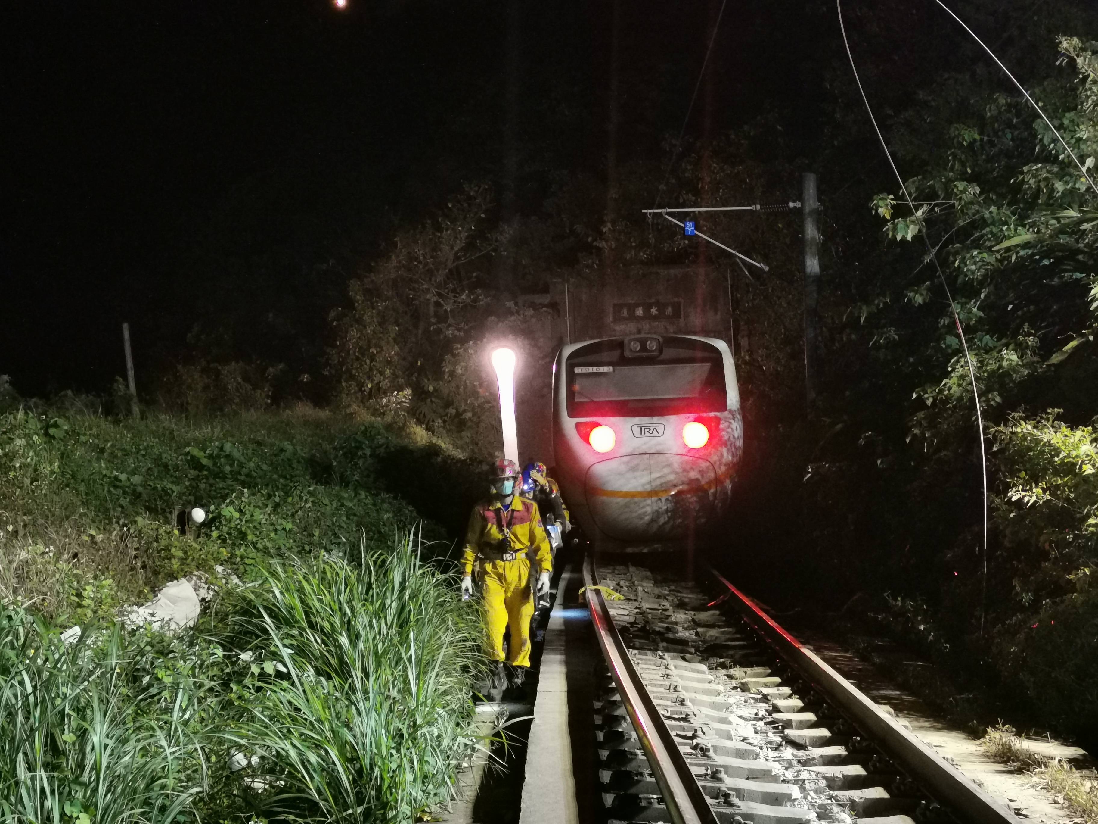 50死146伤台湾铁路发生惨重交通事故