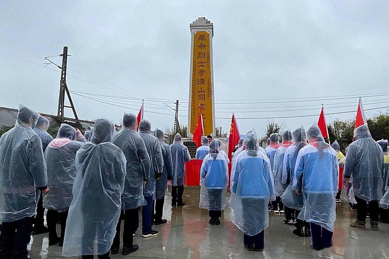 前往新沟镇革命烈士李清山的墓前瞻仰