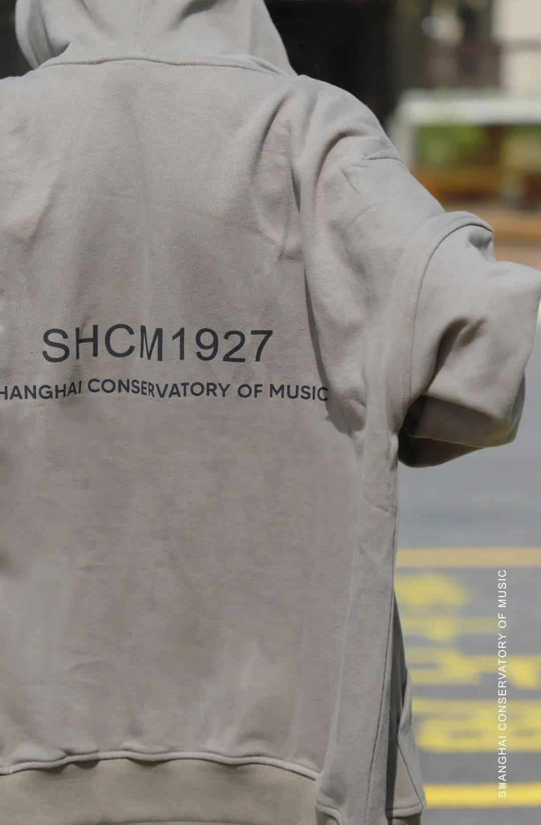 3柔软度刚刚好上身轻薄保证版型挺阔的同时面料采用220g100%纯棉97