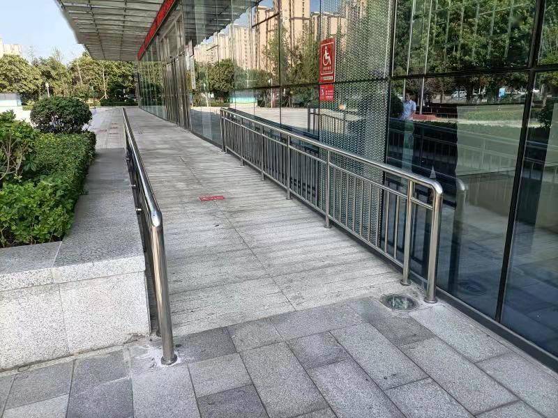 了清晰的盲道,坡道进行了无障碍改造,公共卫生间安装了扶手等……近日