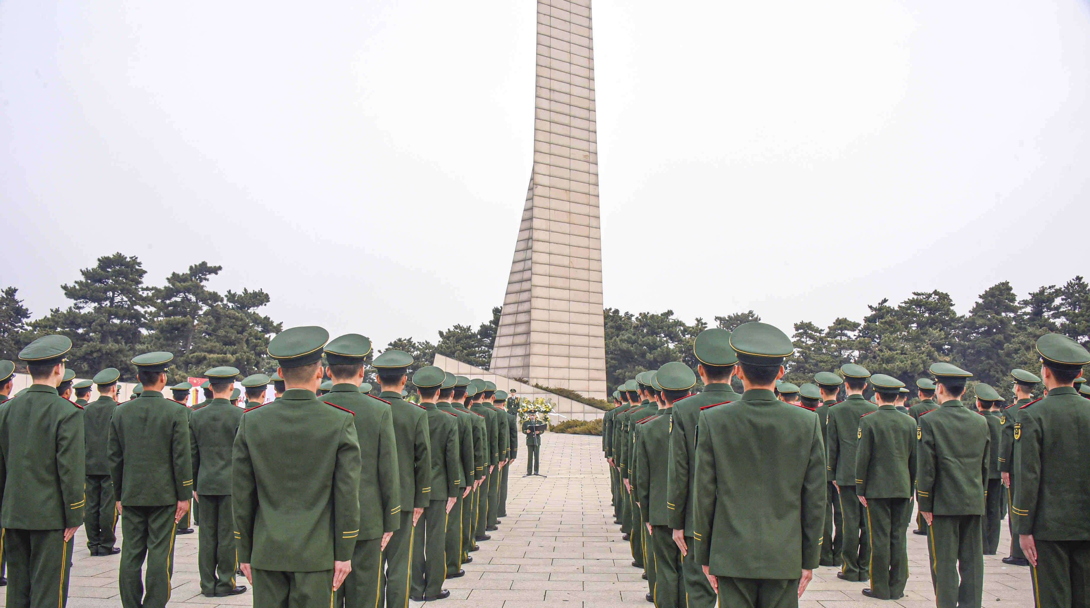 2日上午,武警长春支队百余名官兵来到长春革命烈士陵园,举行"清明祭