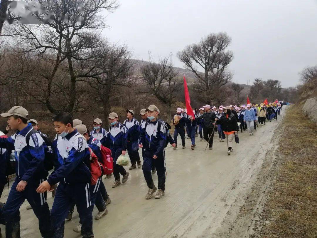 固原二中2000餘名師生徒步任山河,祭奠英烈鍛精神!_烈士陵園