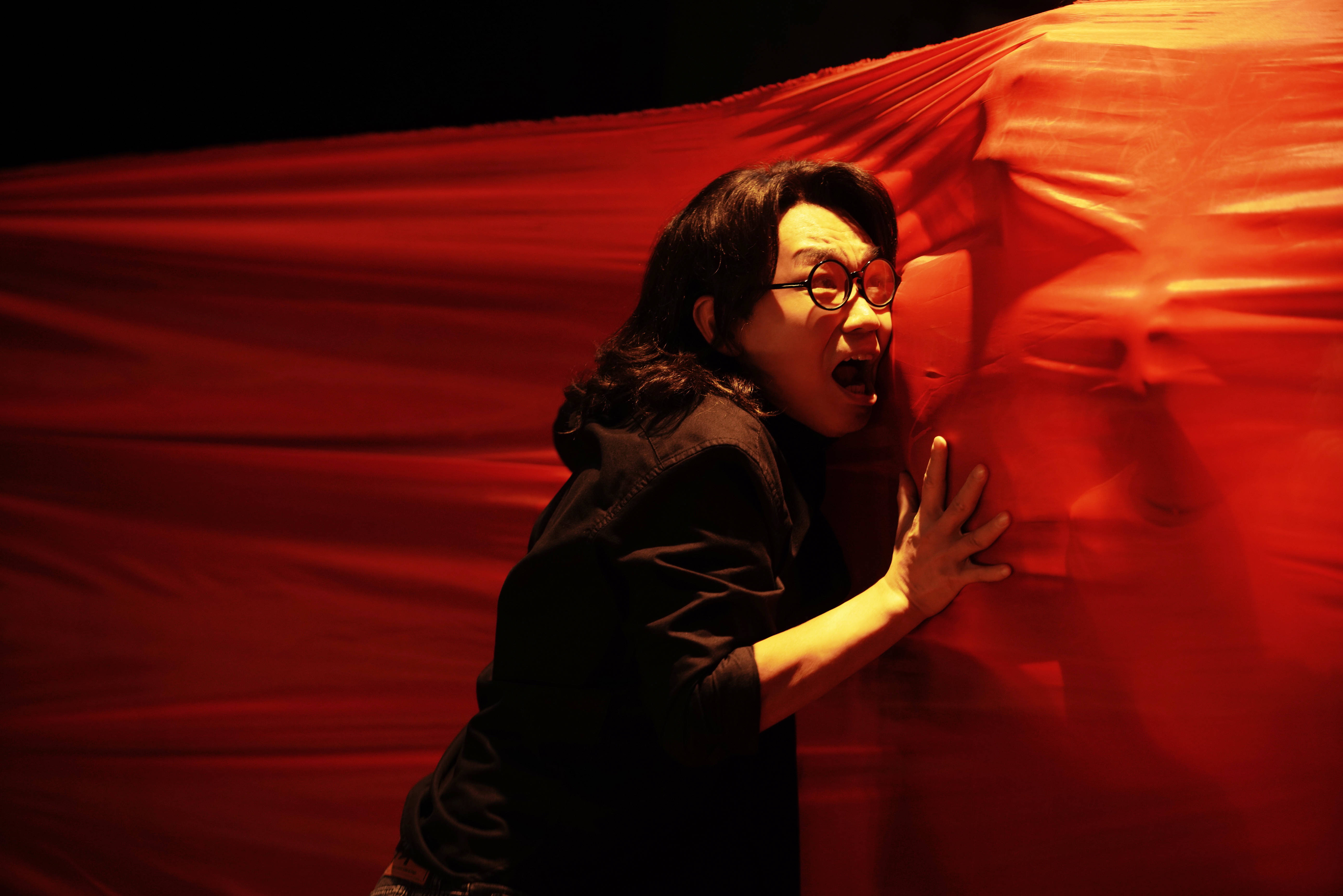 大鹏在《第十一回》中饰演癫狂的舞台剧导演胡昆汀
