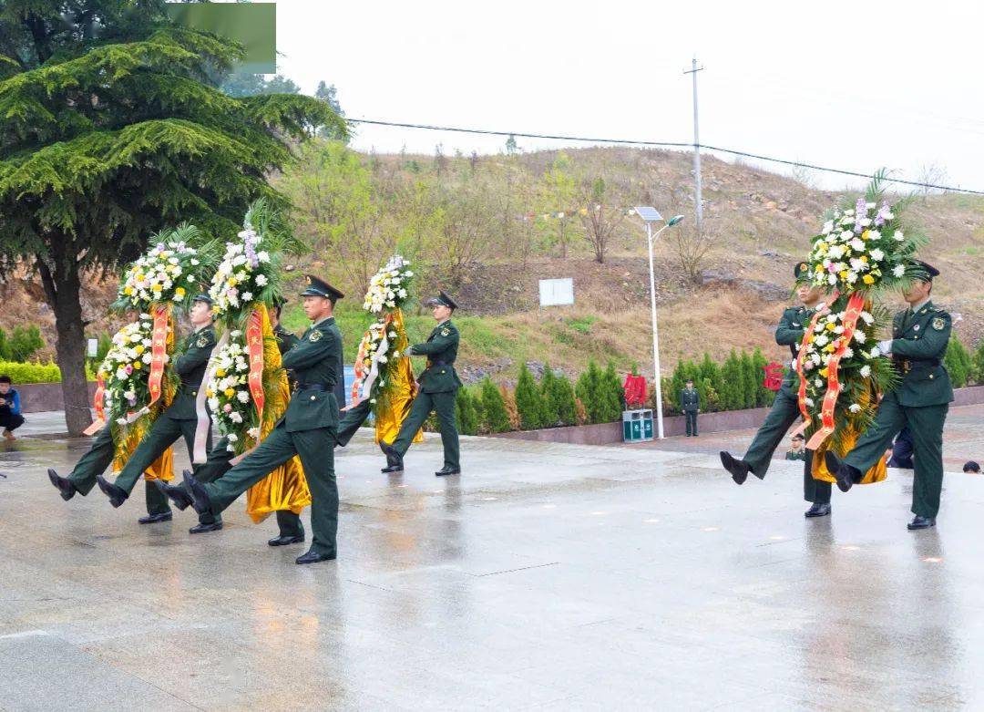 向人民英雄敬献花篮我县在凤凰山烈士陵园庄严举行集中祭扫活动在清明