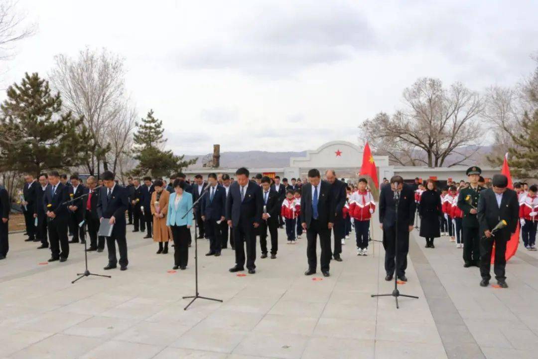 共青团卓资县委员会承办清明祭扫革命烈士陵园活动