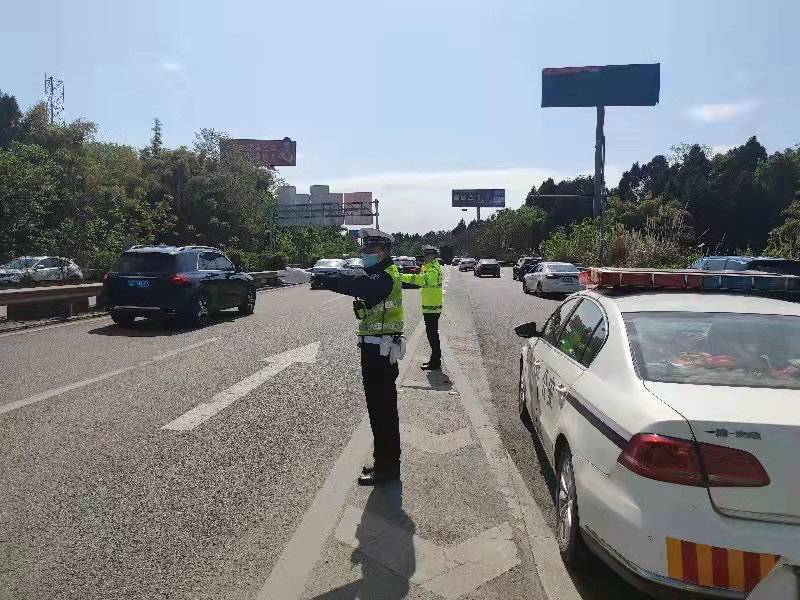 货车排行_成都周边多条高速车流量大、车辆排行部分路段有管制
