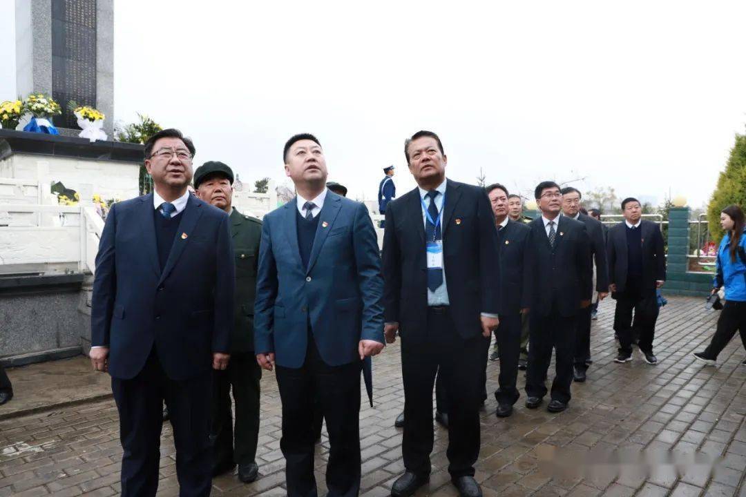 雨雪纷纷寄哀思传承精神慰忠魂临夏州市举行党史学习教育清明祭英烈