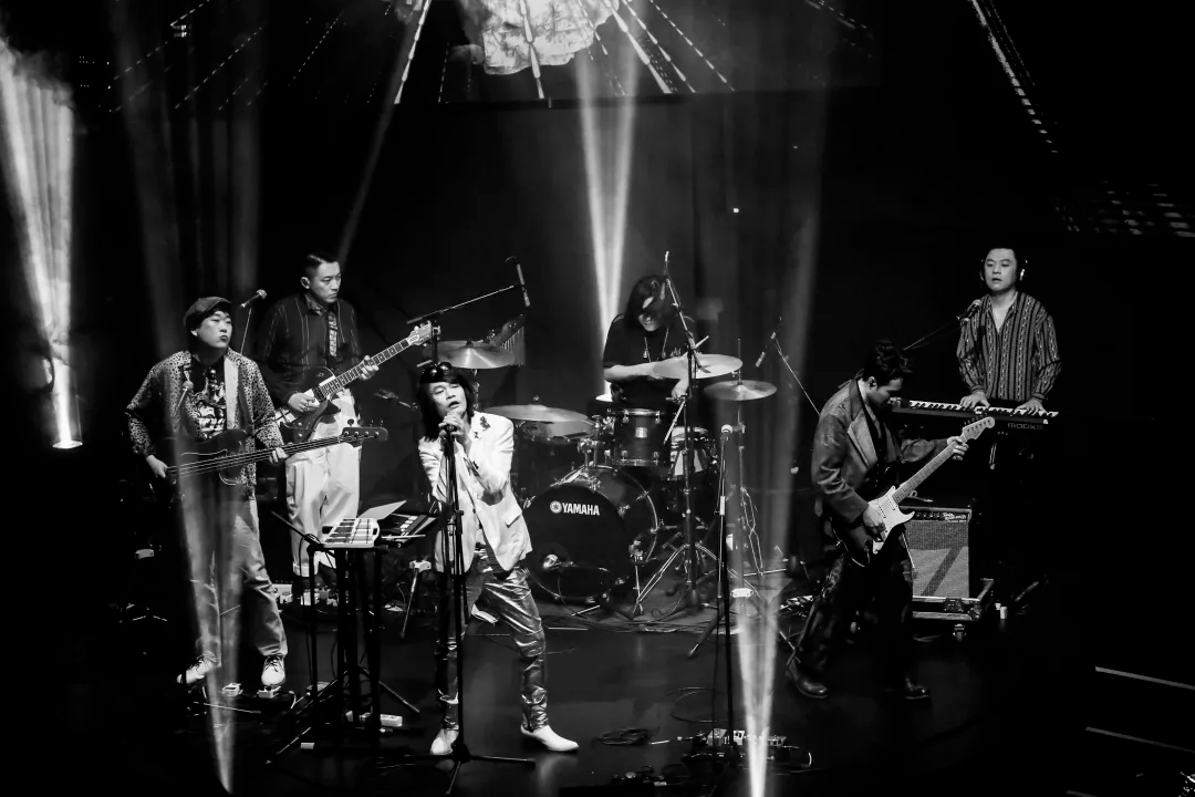 在这里芭姐必须要呐喊一句,终于听到joyside乐队的现场live了!