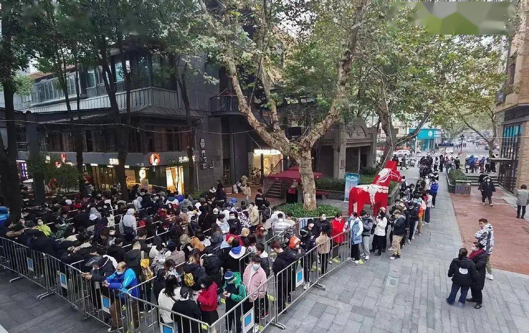 对于网红店大排长龙有的网友get不到就为一杯奶茶?