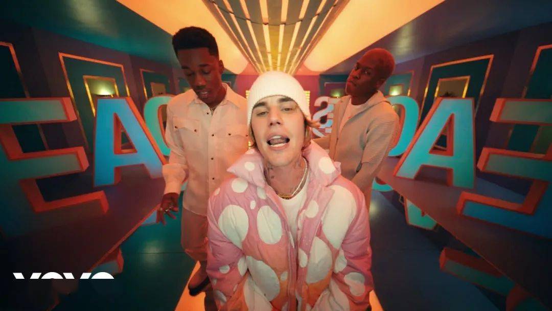 专辑全新主打歌曲〈peaches〉邀请 r&b 歌手daniel caesar 和 giveon