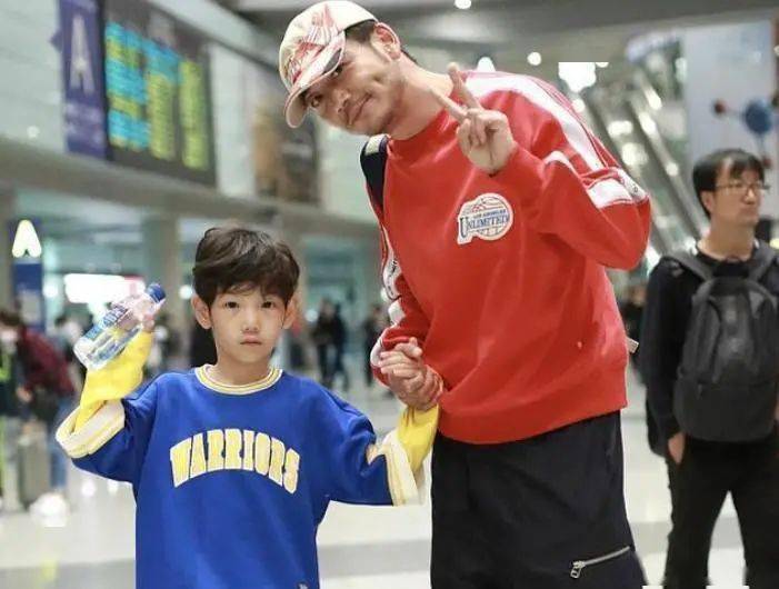 杨烁4岁女儿长大了,肤白鼻子挺发量惊人,跳拉丁舞星范儿十足!_杨雨曦